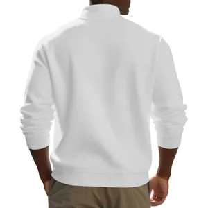 Gedetailleerd achteraanzicht van een witte herensweatshirt met opstaande kraag en boorden