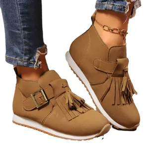 Eleganti stivaletti piatti in camoscio marrone con fibbia quadrata e nappe da donna