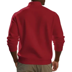 Gedetailleerd achteraanzicht van donkerrode heren fleece sweatshirt met opstaande kraag