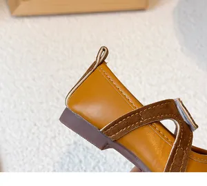 Κοντινό πλάνο με λεπτομέρειες από ραφές και υφή δέρματος σε παπούτσια Mary Jane για κορίτσια