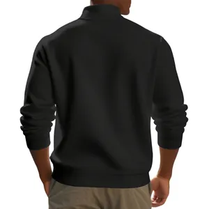 Achteraanzicht van een zwarte herensweatshirt met opstaande kraag en ribgebreide boorden