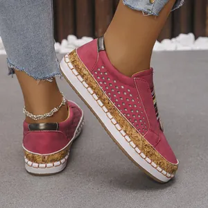 Vista detallada de zapatos casuales rosas para mujer con suela de plataforma de corcho