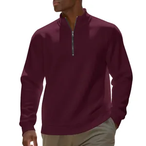 Gedetailleerde close-up van een bordeauxrode fleece warme herensweatshirt met opstaande kraag