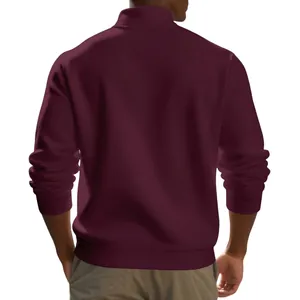 Achteraanzicht van een bordeauxrode herensweater met opstaande kraag en fleece.
