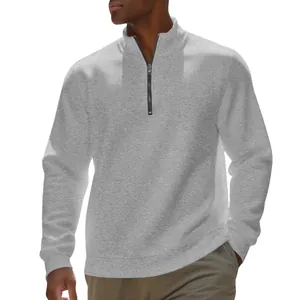 Detail van grijze herensweatshirt met kwartrits, opstaande kraag en geribde manchetten