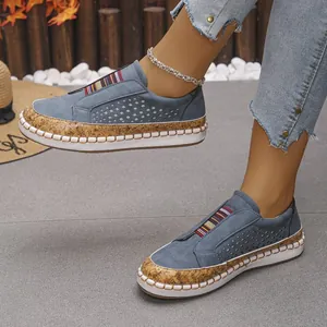 Mocasines azules de mujer con diseño de diamantes calados y un ribete de corcho