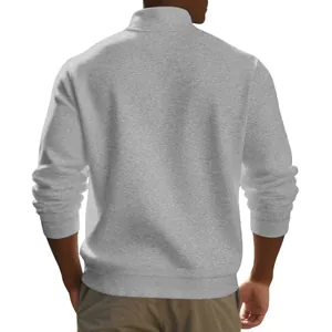 Gedetailleerd achteraanzicht van een grijze heren fleece sweatshirt met opstaande kraag