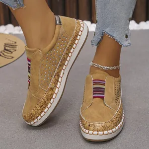 Elegantes mocasines planos caqui para mujer con calados láser y suela gruesa con textura de corcho