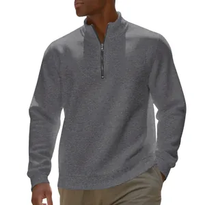 Detail van een grijze herensweatshirt met halve rits en een nette opstaande kraag