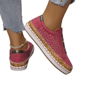 Mocasines fucsia de mujer con diseño calado por láser y suela de efecto corcho