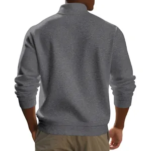 Achteraanzicht van een warm herensweatshirt met opstaande kraag in grijs gebreid