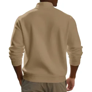 Achteraanzicht van een heren sweatshirt met opstaande kraag in beige fleece stof