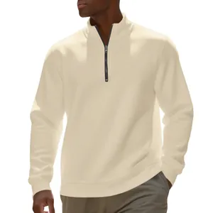 Detailweergave van de opstaande kraag en rits van een beige herenpullover met rits