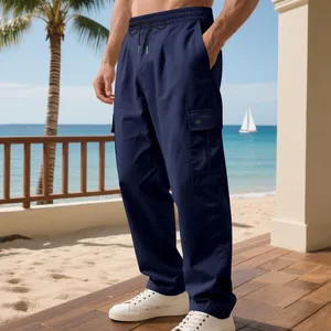 Detailansicht der dunkelblauen Herren-Cargohose mit Seitentaschen am sonnigen Strand