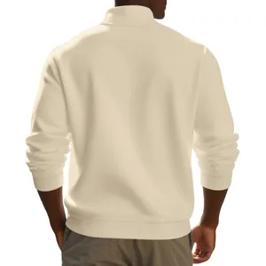 Gedetailleerd achteraanzicht van een heren fleece trui in crème met opstaande kraag.