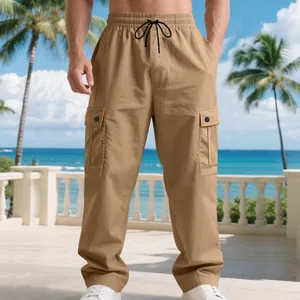 Detailansicht der lockeren Khaki-Cargohose für Herren mit Taschen und Kordelzug