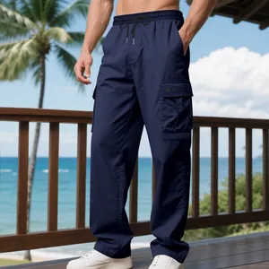 Detailansicht der dunkelblauen Herren-Cargohose mit Seitentaschen und Kordelzug in der Taille