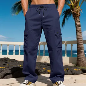 Details der dunkelblauen Herren-Cargohose mit großen Seitentaschen und Kordelzug am Bund
