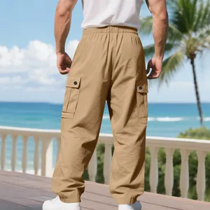 Rückansicht der Herren-Cargohose in Khaki mit großen Seitentaschen und Gummizug