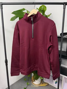 Gedetailleerde weergave van een bordeauxrode herensweatshirt met een kwart rits