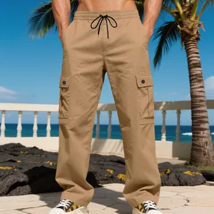 Detailansicht einer Herren Cargo-Hose in Khaki mit mehreren Taschen und Kordelzug