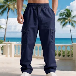 Detailansicht einer lockeren blauen Cargo-Hose für Herren mit praktischen Taschen
