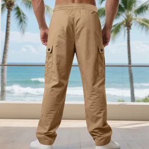 Rückansicht einer lockeren Khaki-Cargohose für Herren mit großen, funktionellen Seitentaschen