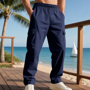 Detail einer dunkelblauen Herren-Cargohose mit großen Seitentaschen und Gummibund
