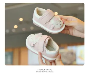 Vista dettagliata delle scarpe neonato rosa con motivo a pecora e suola bianca morbida