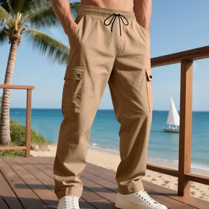 Khaki farbene Herren Cargohose mit mehreren Taschen in entspannter Passform am Strand