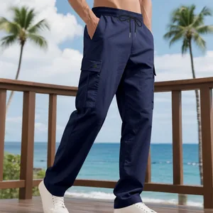 Detailansicht der dunkelblauen Herren-Cargohose mit mehreren Taschen und lockerer Passform.