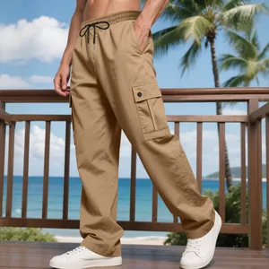 Detailansicht der khakifarbenen Cargo-Hose mit mehreren Taschen und Seitentasche