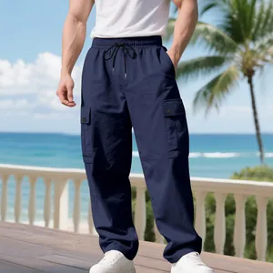 Ganzkörperansicht einer dunkelblauen Herren-Cargohose mit mehreren Taschen im Freien.