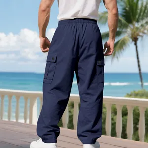 Detailansicht der Rückseite einer dunkelblauen Herren-Cargohose an einem Strandresort
