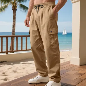 Khaki-Cargohose für Herren mit vielen Taschen auf einer sonnigen Strandterrasse