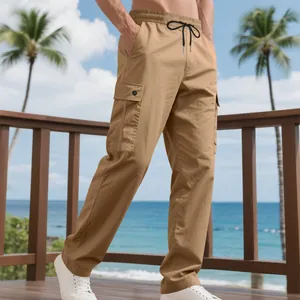 Detailansicht der locker sitzenden Herren Cargohose in Khaki mit praktischen Taschen