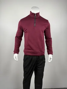 Vooraanzicht van een bordeauxrode herensweatshirt met opstaande kraag en kwartrits