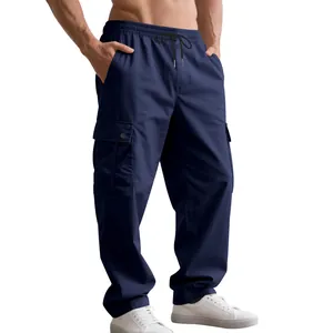 Detailansicht der dunkelblauen Herren-Cargohose mit weitem Bein und Taschen