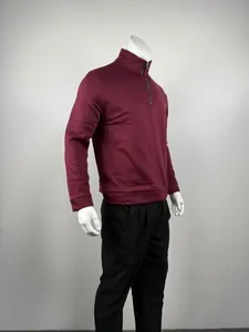 Detail van bordeauxrood heren sweatshirt met fleece voering en halve rits op een pop