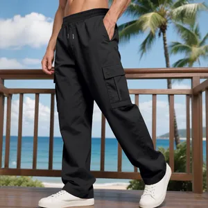 Lockere Herren Cargo-Hose mit geradem Bein und mehreren Taschen in tropischer Umgebung