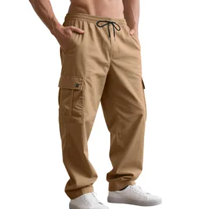 Detailansicht der Khaki-Cargohose für Herren mit mehreren Taschen und Kordelzug