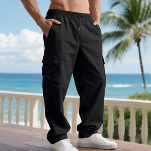 Lockere schwarze Cargo-Hose für Herren mit geradem Bein, mehreren Taschen und Kordelzug.