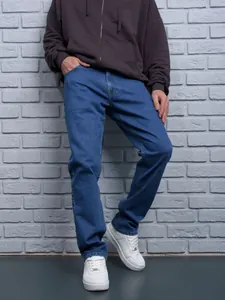 Dettaglio di jeans blu da uomo con gamba dritta per abbigliamento estivo