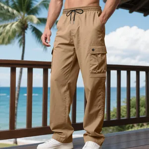 Detailansicht der Herren-Cargo-Hose in Khaki mit Seitentaschen und Kordelzug am Bund.