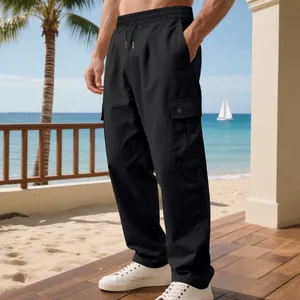 Hochwertige schwarze Herren-Cargohose mit geradem Bein und vielen Taschen am Strand