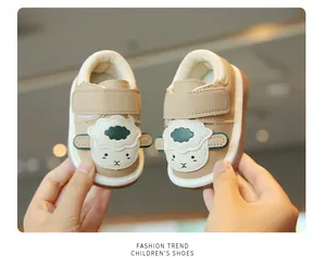 Dettaglio delle scarpe primi passi per neonati con simpatico disegno a pecora