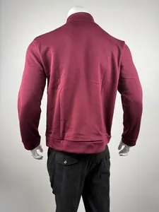 Gedetailleerd achteraanzicht van bordeauxrood fleece sweatshirt voor heren met opstaande kraag