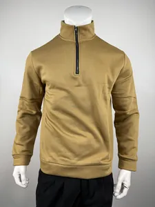 Detailweergave van een premium kaki fleece sweatshirt voor heren met handige halve rits.