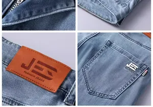 Dettagli ravvicinati dei jeans in denim Tencel blu da uomo con toppa in pelle e tasche