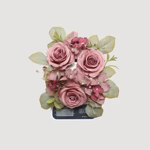 Corona de flores artificiales de rosas y hortensias rosas en báscula de 46 gramos.